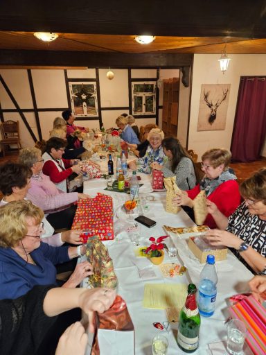 Vereinsweihnachtsfeier- Fundstücke werden verwichtelt