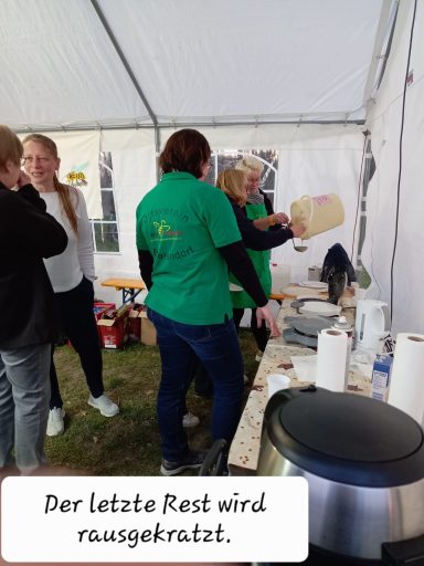 2025 - Der Landfrauenstand - Die letzten Teigreste werden auch zu Waffeln  verarbeitet