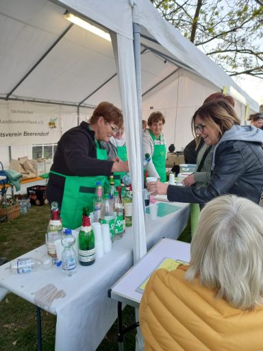 2025 - Der Landfrauenstand - Bei den Landfrauen gibt es Waffeln, Brötchen, Kuchen und Getränke 