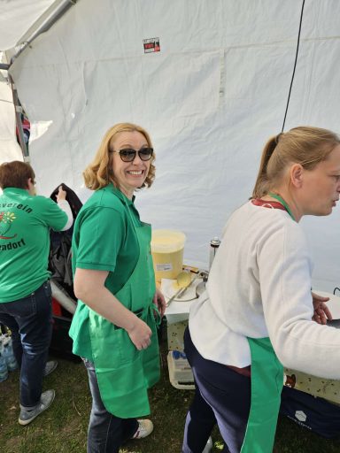 2025 - Der Landfrauenstand - Bei den Landfrauen gibt es Waffeln, Brötchen, Kuchen und Getränke 