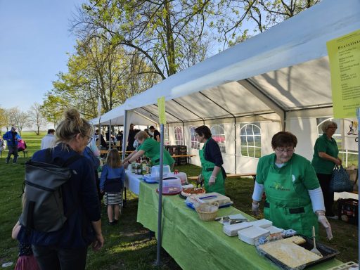 2025 - Der Landfrauenstand - Bei den Landfrauen gibt es Waffeln, Brötchen, Kuchen und Getränke 