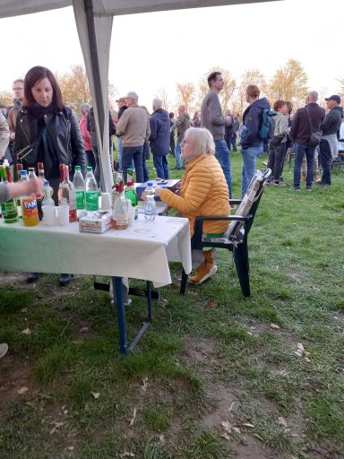 2025 - Ein Tisch mit Personen