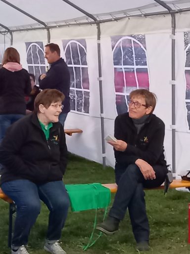 2025 - 2 Landfrauen bei einer wohlverdienten Pause