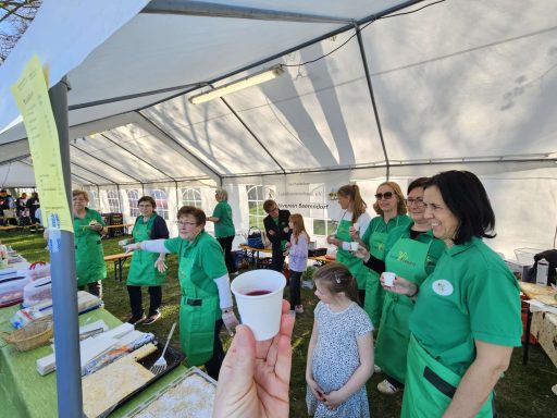 2025 - Der Landfrauenstand -Bei den Landfrauen gibt es Waffeln, Brötchen, Kuchen und Getränke 