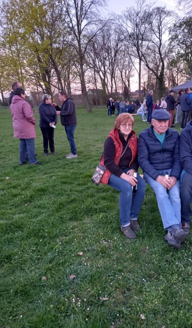 Leute sitzen auf einer Bank