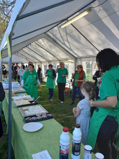 2025 - Der Landfrauenstand - Bei den Landfrauen gibt es Waffeln, Brötchen, Kuchen und Getränke 