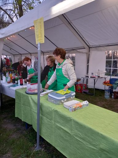 2025 - Der Landfrauenstand - Bei den Landfrauen gibt es Waffeln, Brötchen, Kuchen und Getränke 