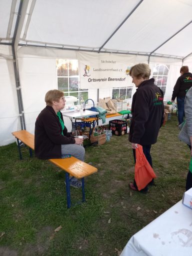 2025 - 2 Landfrauen unterhalten sich