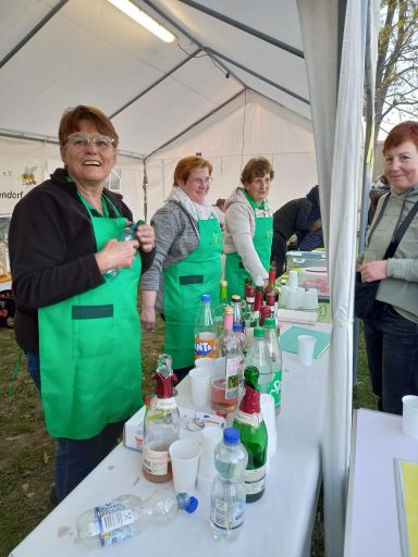 2025 - Der Landfrauenstand - Bei den Landfrauen gibt es Waffeln, Brötchen, Kuchen und Getränke 
